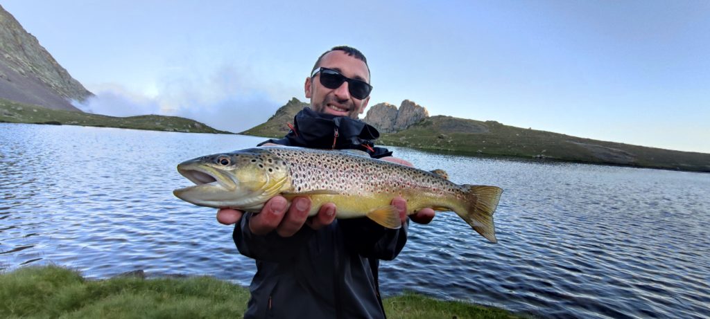 Pêche aux appats naturel en lac de montagne